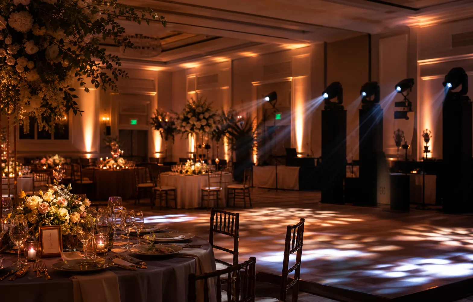 Iluminação ambiente e decorativa numa receção de casamento
