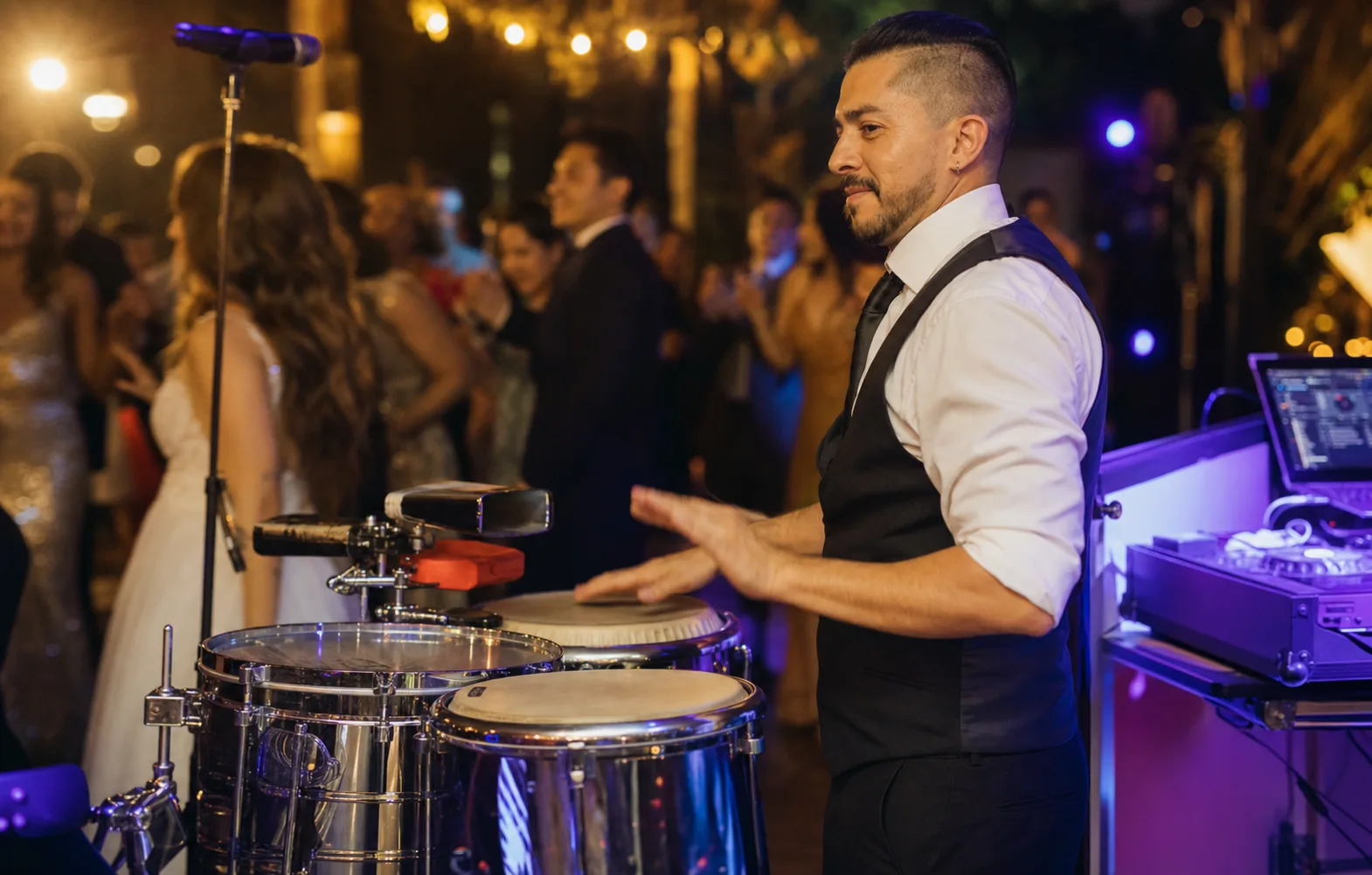 Percussionista ao vivo junto à pista de dança num casamento